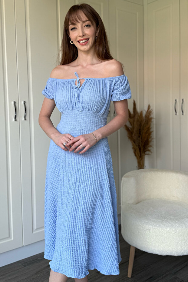 Omuzları Açık Gofre Kumaş Midi Mavi Elbise - 5
