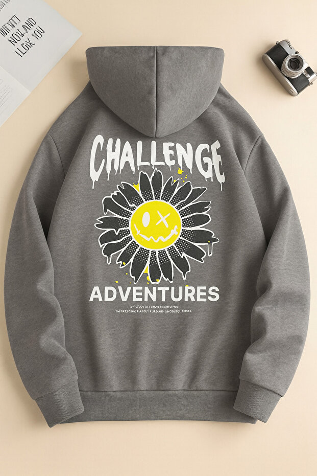 سويت شيرت مطبوع عليه Challenge Adventures ذو 3 خيوط مع قلنسوة