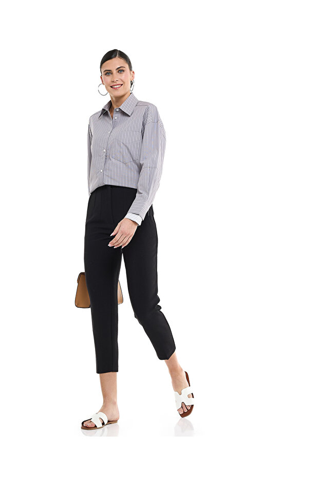 بنطلون قصير بقصّة Slim Fit مع أزرار للإغلاق