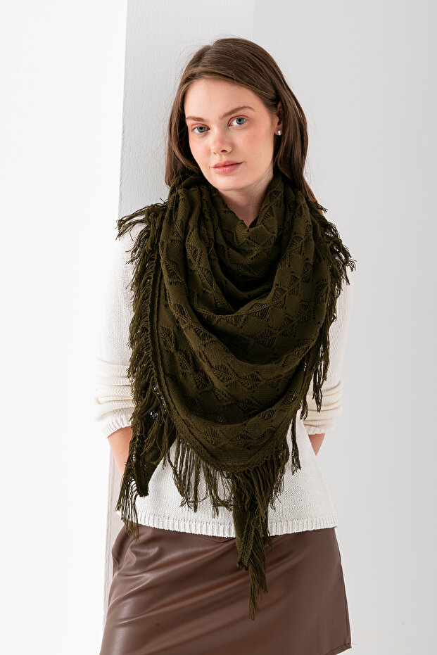 Women's Triangle Knitwear Scarf – Triangular Scarf with Knitted Pattern and Tassels