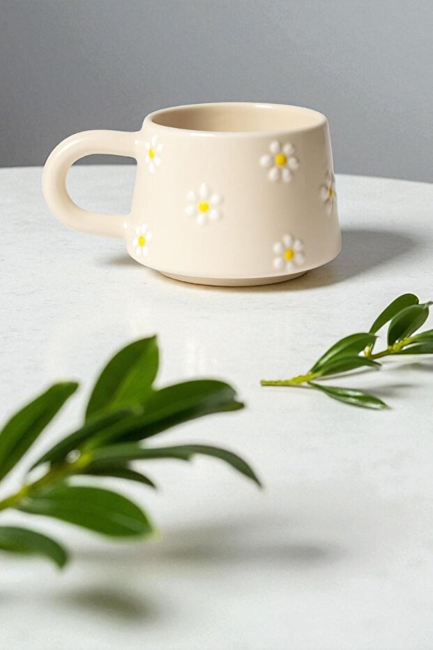 كوب فخاري مصنوع يدويًا منقوش عليه زهرة الأقحوان - 6