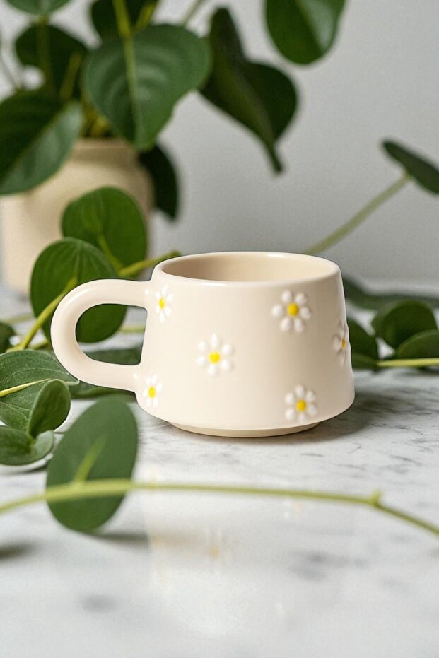 كوب فخاري مصنوع يدويًا منقوش عليه زهرة الأقحوان - 1