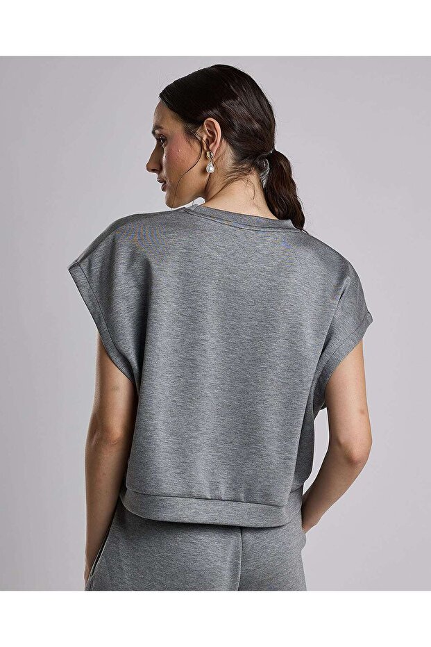 قميص سادة برقبة دائرية وأكمام ممتدة - 4