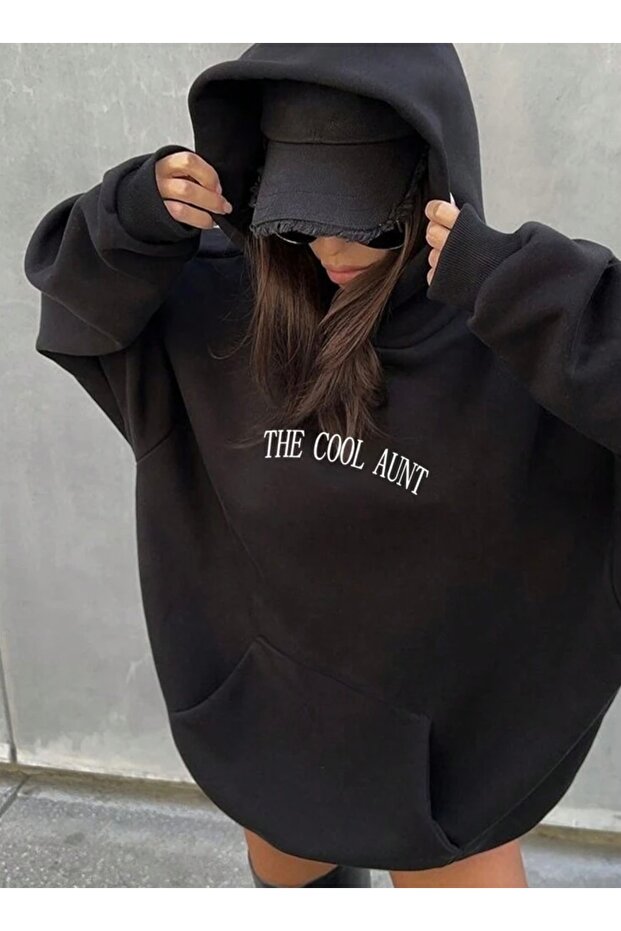 سويت شيرت بقلنسوة كبير الحجم مطبوع عليه COOL AUNT للجنسين