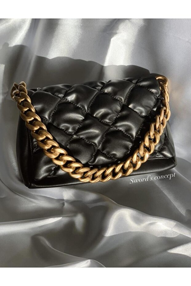 حقيبة سوداء مبطنة بسلسلة سميكة