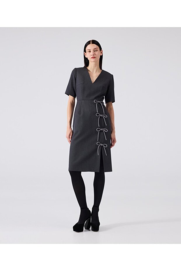 Fiyonklu V yaka elbise - 1