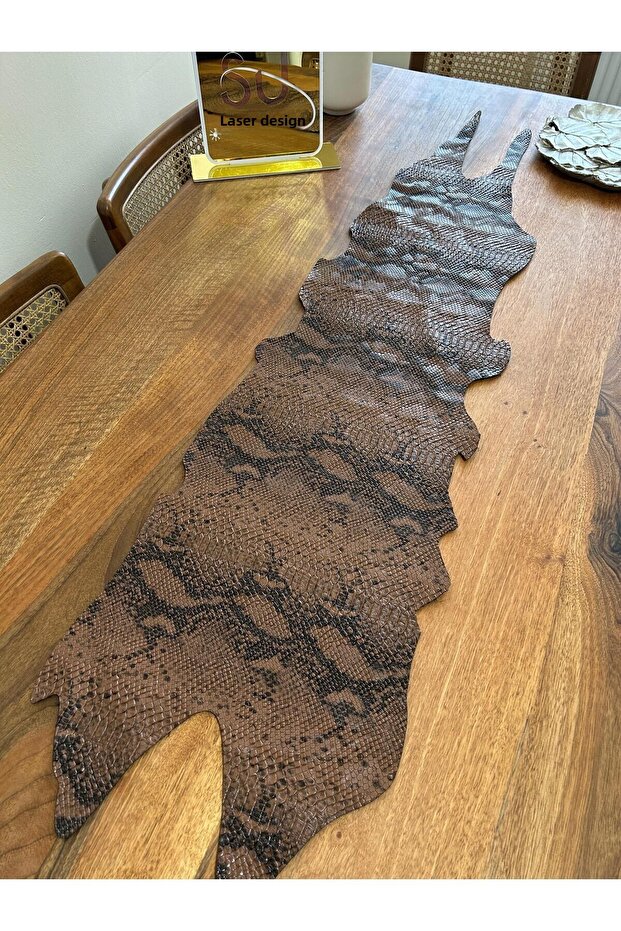 مفرش طاولة من الجلد الصناعي بنمط الثعبان - 2