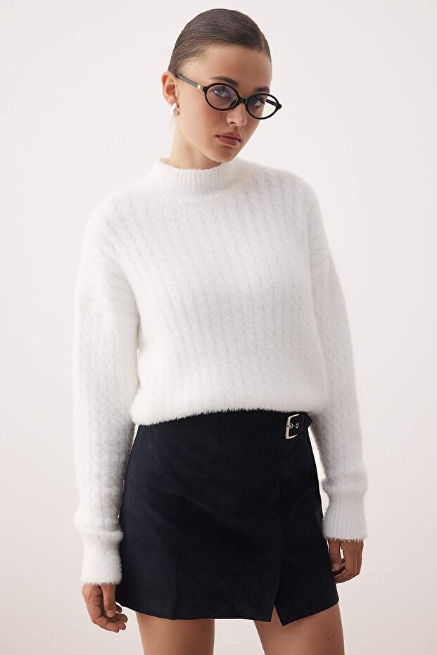 Trendyolmilla  Ekru Sakal/Yumoş İplikli Crop/Kısa Triko Kazak TWOAW26KZ00192 - Görsel 2