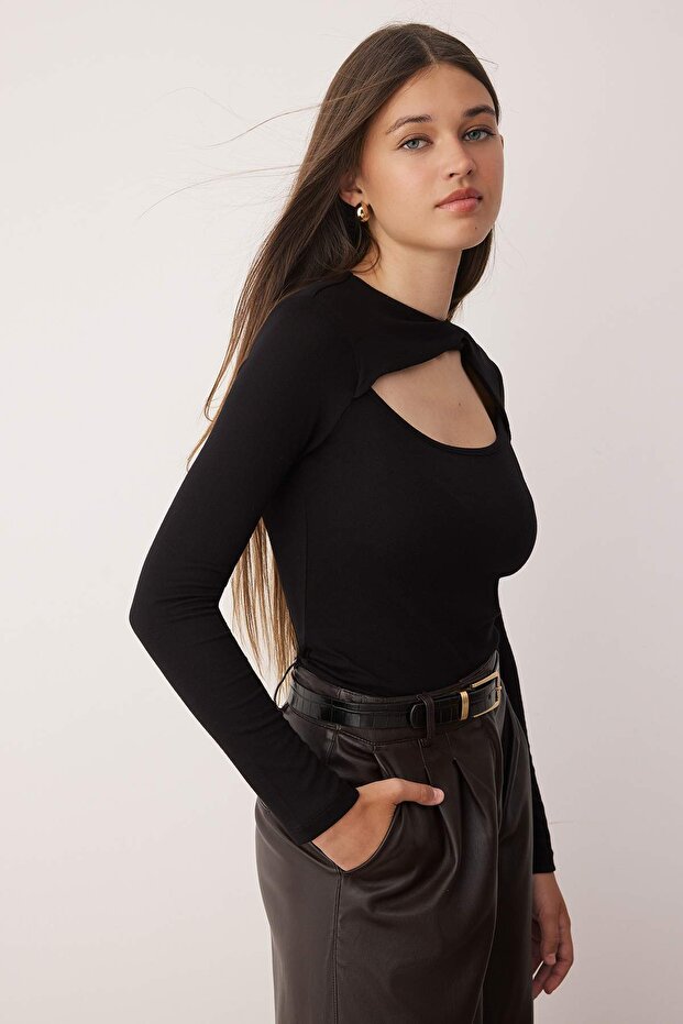 Siyah Cut Out Detaylı Vücuda Oturan Yumuşak Tuşeli Esnek Örme Bluz TWOAW26BZ00126 - 2