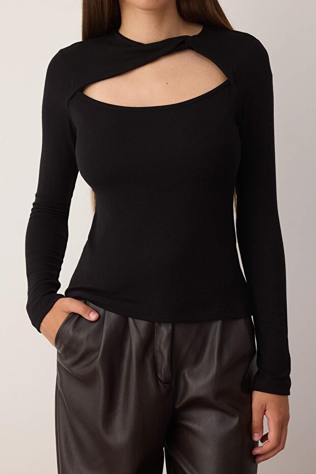 Siyah Cut Out Detaylı Vücuda Oturan Yumuşak Tuşeli Esnek Örme Bluz TWOAW26BZ00126 - 3