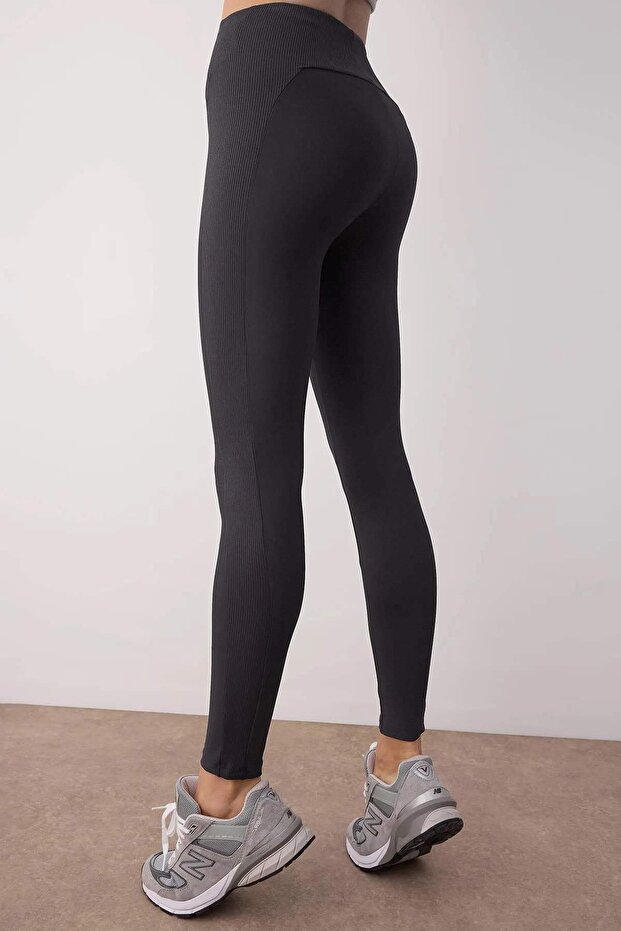 Sportovní legíny v antracitové barvě s detailem z žebrované tkaniny, zeštíhlující vzhled, po celé délce THMAW26TY00009 - 3