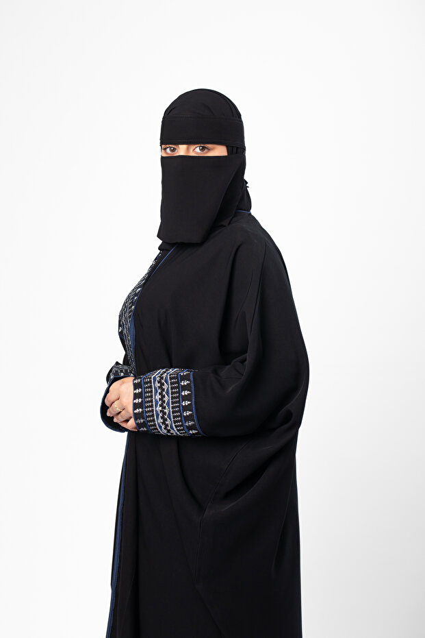عباية سوداء صيفية نصف بشت بتطريز كحلي
