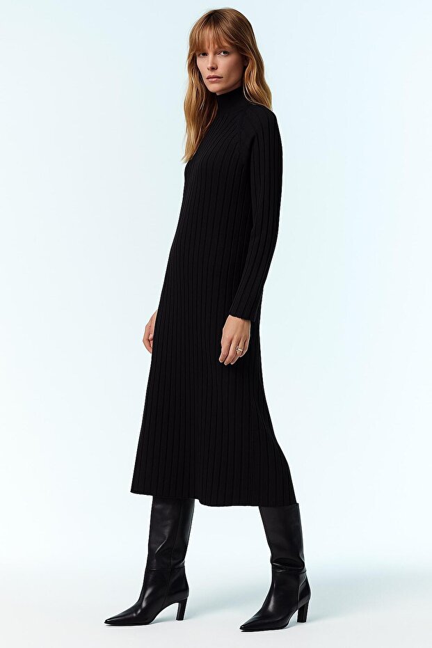 KNITTED STRAIGHT NECKLACE DRESS