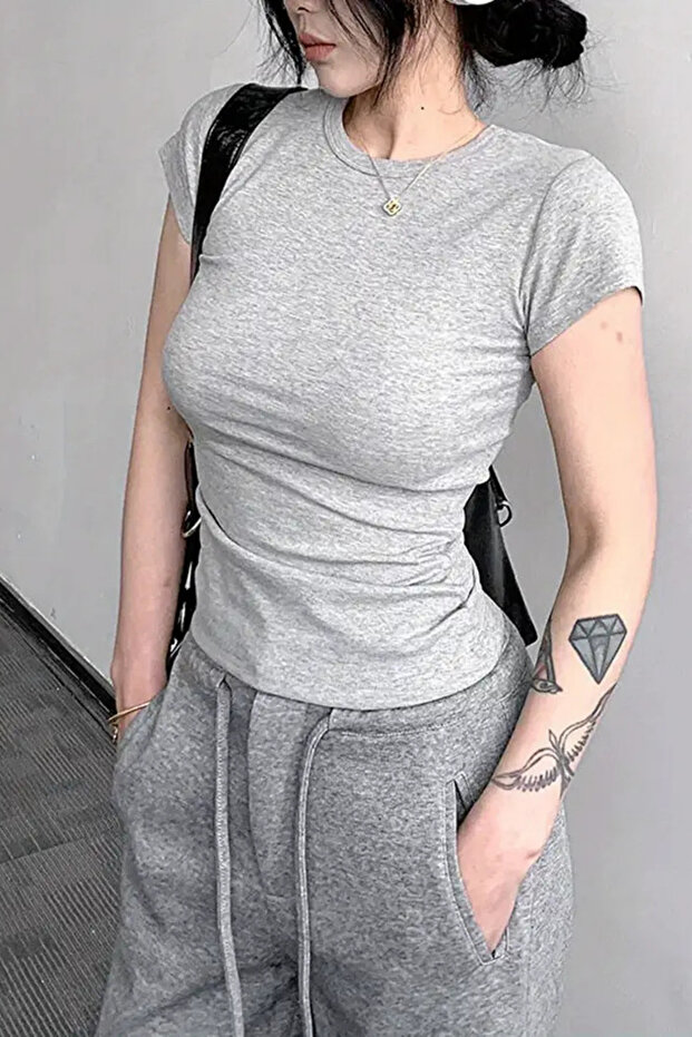 Gri Bisiklet Yaka Basic Kadın Tişört - 4