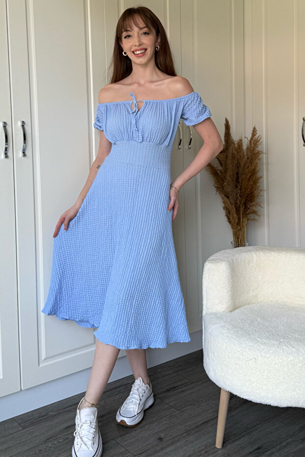 Omuzları Açık Gofre Kumaş Midi Mavi Elbise - 3