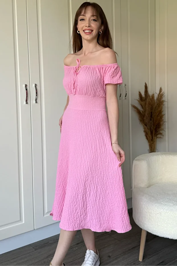 Omuzları Açık Gofre Kumaş Midi Pembe Elbise - 4