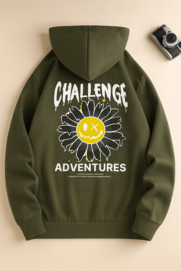 سويت شيرت مطبوع عليه Challenge Adventures ذو 3 خيوط مع قلنسوة