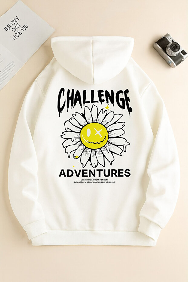 سويت شيرت مطبوع عليه Challenge Adventures ذو 3 خيوط مع قلنسوة