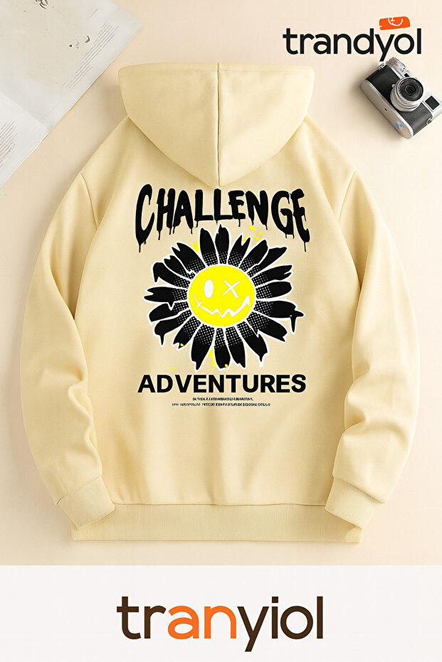 سويت شيرت مطبوع عليه Challenge Adventures ذو 3 خيوط مع قلنسوة