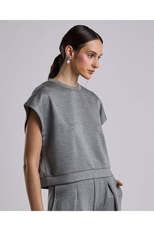 قميص سادة برقبة دائرية وأكمام ممتدة - 3