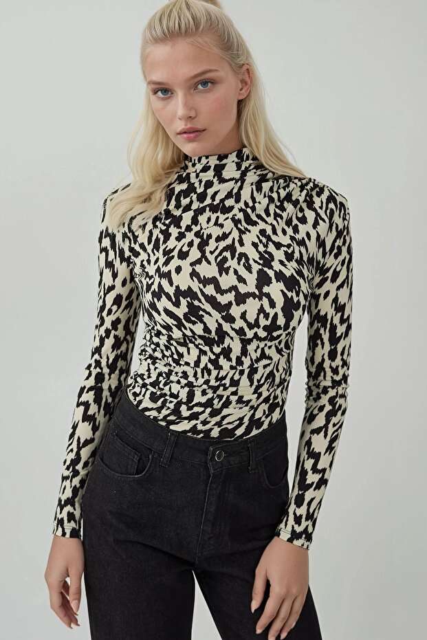 بلوزة منقوشة ذات ياقة طويلة وأكمام طويلة - 5