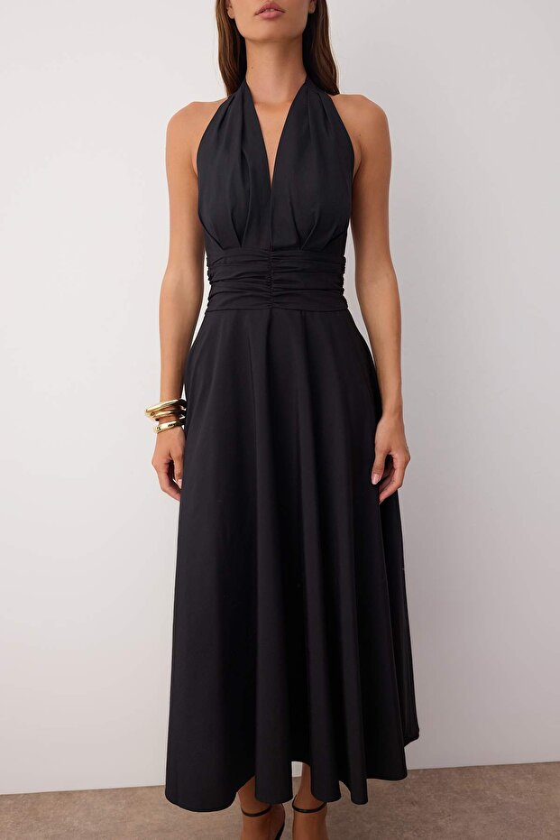 Czarna sukienka z dekoltem w szpic, wiązana pod szyją, z podszewką z popeliny TWOSS25EL00890 - 3