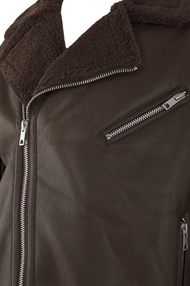 Brązowa kurtka męska o regularnym kroju, wykonana w 100% ze skóry syntetycznej PU TMNAW26MO00005 - 9