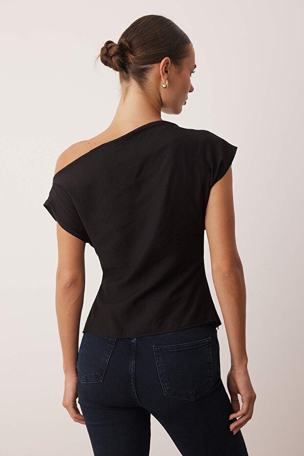 Siyah Kayık Yaka Fitted Toka Detaylı Dokuma Bluz TWOAW26BZ00058 - 4