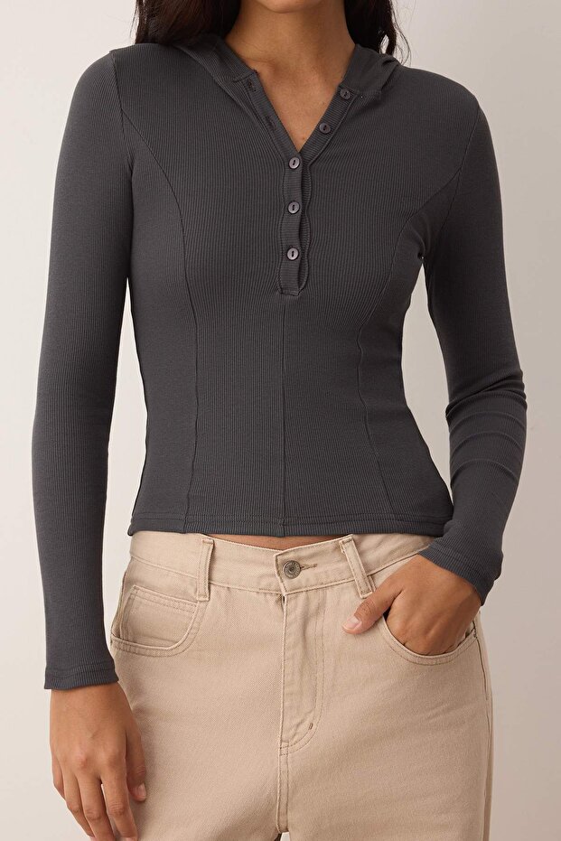 Antrasit Kapüşonlu Fitilli Düğmeli Fitted/Vücuda Oturan Örme Bluz TWOAW26BZ00033 - 3