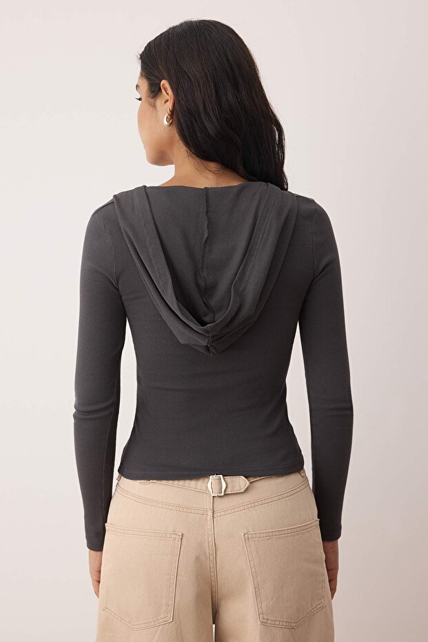 Antrasit Kapüşonlu Fitilli Düğmeli Fitted/Vücuda Oturan Örme Bluz TWOAW26BZ00033 - 4