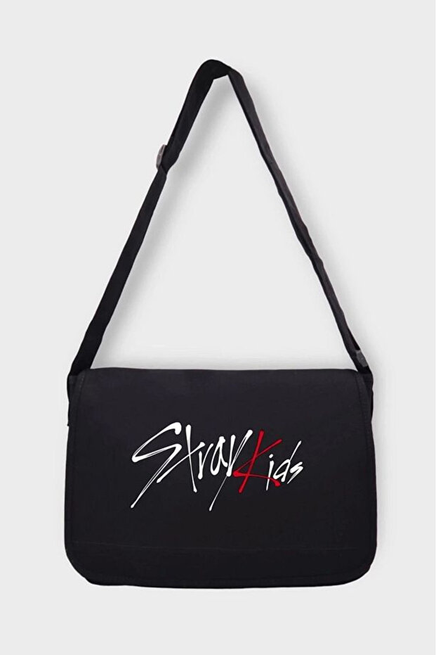 حقيبة ماسنجر مكتوبة باللون الأسود من Stray Kids