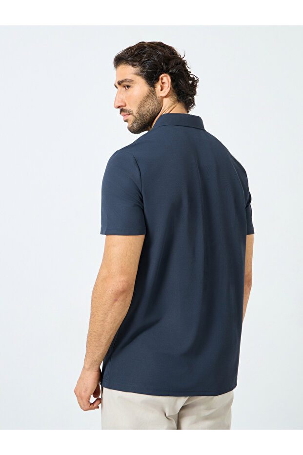 قميص بولو رجالي بقصّة عادية بلون أزرق داكن - 4