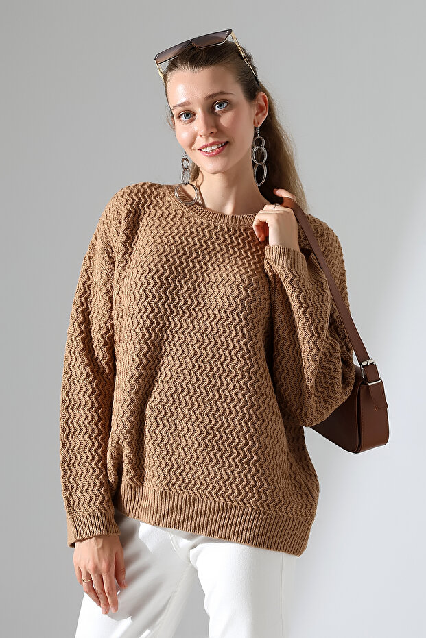 Round Neck Long Sleeve Zigzag Walking Pattern Loose Relaxed Fit Winter Knitwear Sweater