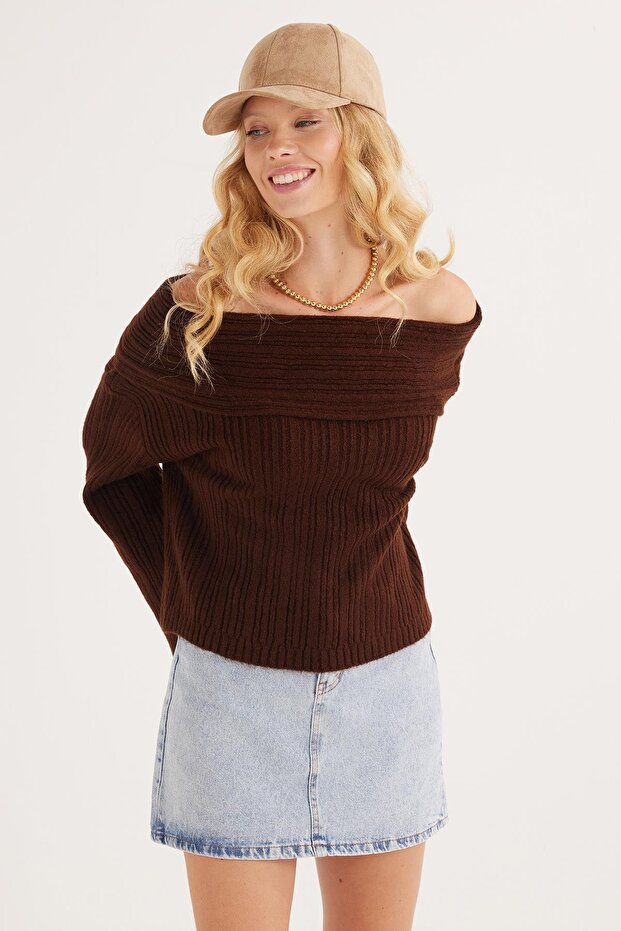 Women's Regular Fit Classic Cut Long Sleeve Off-The-Shoulder Brown Sweater
