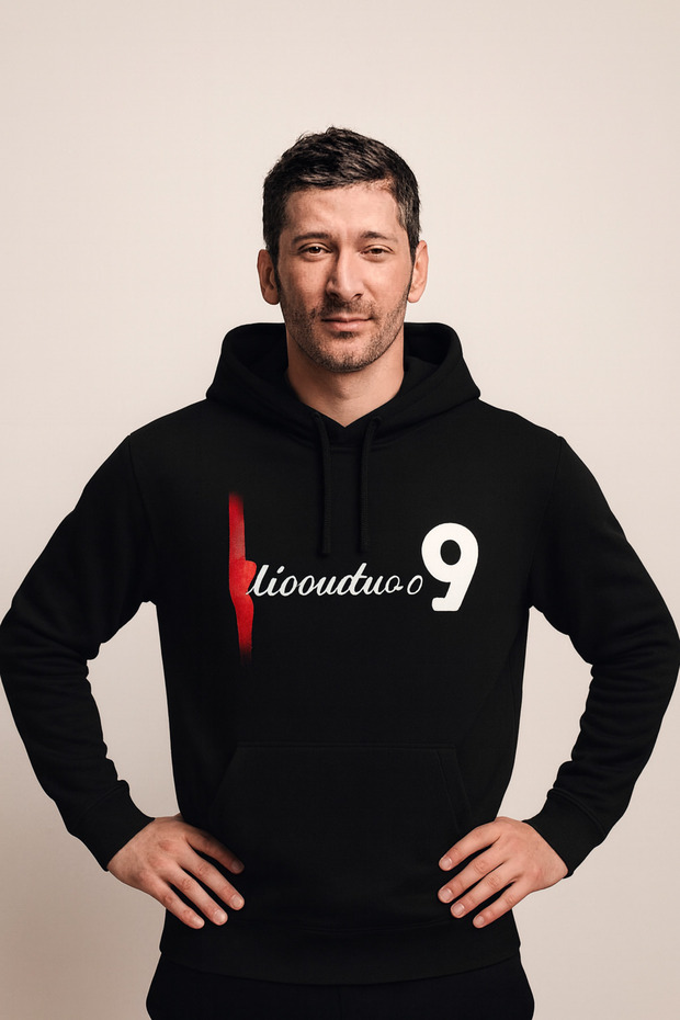 سويت شيرت بقلنسوة رقم 9 من Lewandowski - تصميم مخصص بنمط الكتابة اليدوية