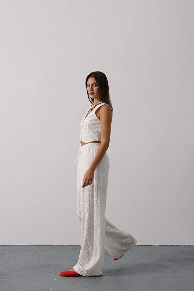 Beyaz V Yaka Crop Brode Yelek Dokuma Bluz TWOSS25BZ00171 - 4