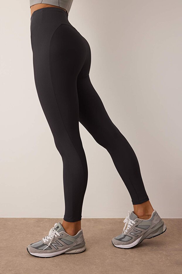 Sportovní legíny v antracitové barvě s detailem z žebrované tkaniny, zeštíhlující vzhled, po celé délce THMAW26TY00009 - 6