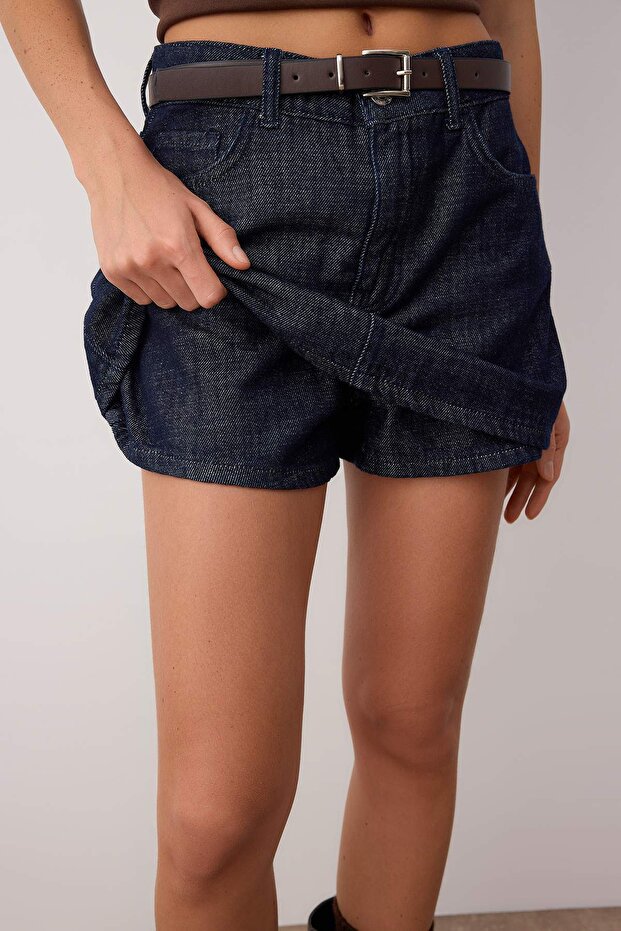 Koyu Mavi Kemer Detaylı Arkası Etek Görünümlü Denim Şort Etek TWOAW26SR00020 - 5