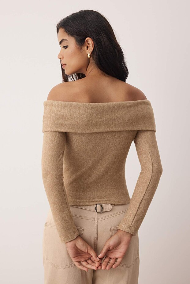 Bej Yumoş Düşük Omuzlu Carmen Yaka Fitted/Vücuda Oturan Örme Bluz TWOAW26BZ00081 - 4