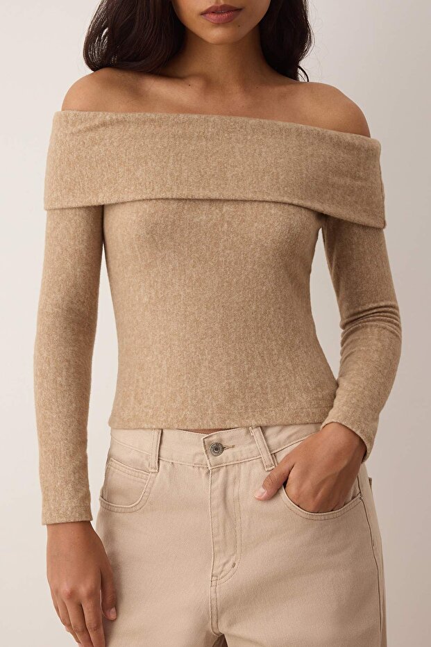 Bej Yumoş Düşük Omuzlu Carmen Yaka Fitted/Vücuda Oturan Örme Bluz TWOAW26BZ00081 - 3