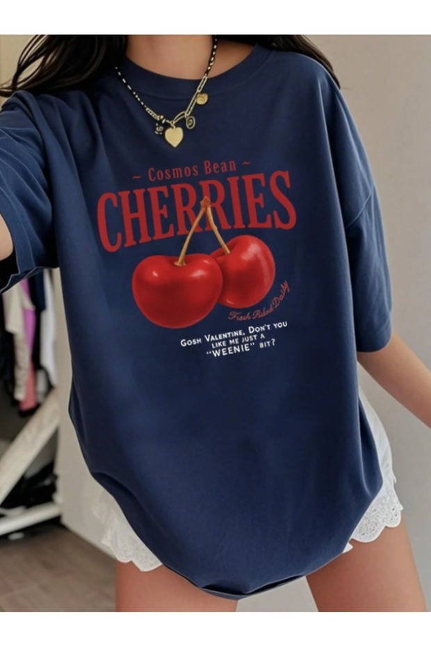 تيشيرت واسع للجنسين باللون الأزرق الداكن بطبعة Red Cherries