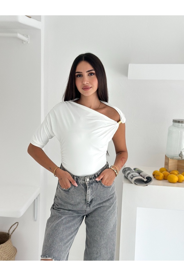 بلوزة ساندي ذات ياقة غير متماثلة مع إكسسوارات كتف - 1