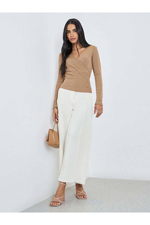 بلوزة مضلعة بأزرار ملفوفة ومزخرفة - 2