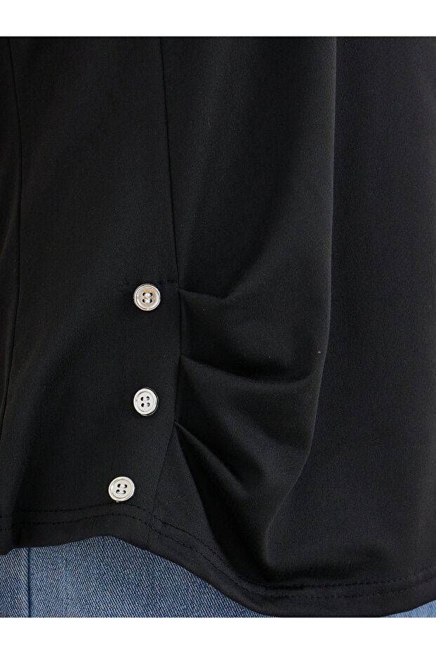 تي شيرت أسود سادة بقصّة عادية وتفاصيل أزرار - 3