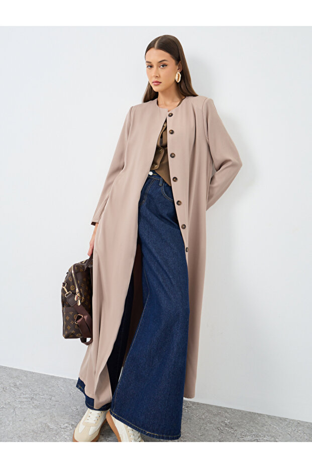 عباية سادة برقبة مستديرة مفتوحة من الأمام مع تفاصيل أزرار - 1