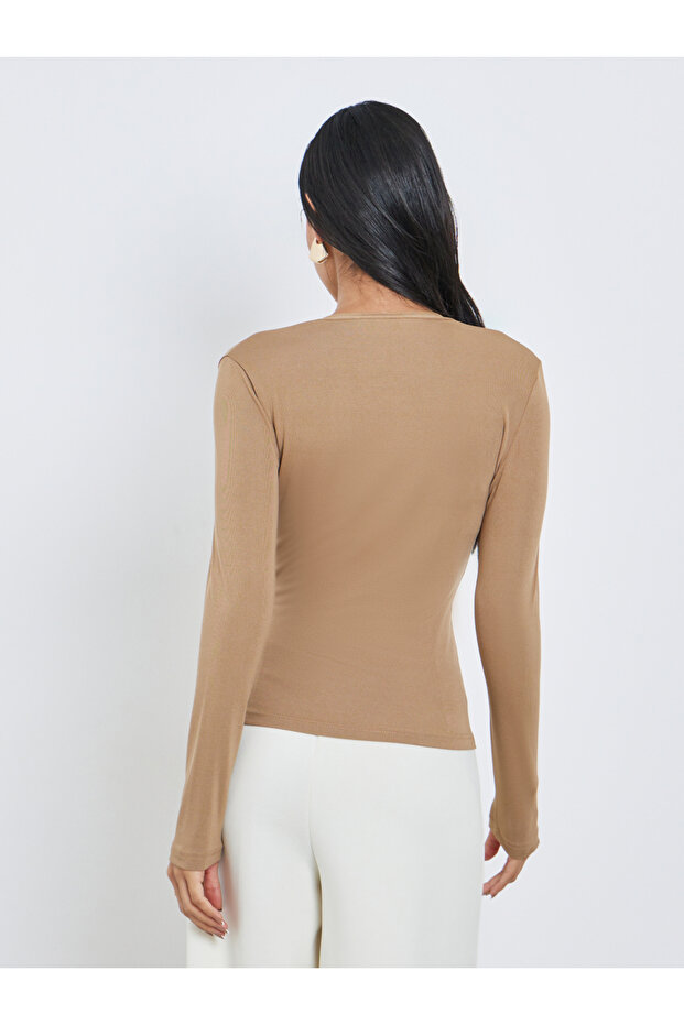 بلوزة مضلعة بأزرار ملفوفة ومزخرفة - 5