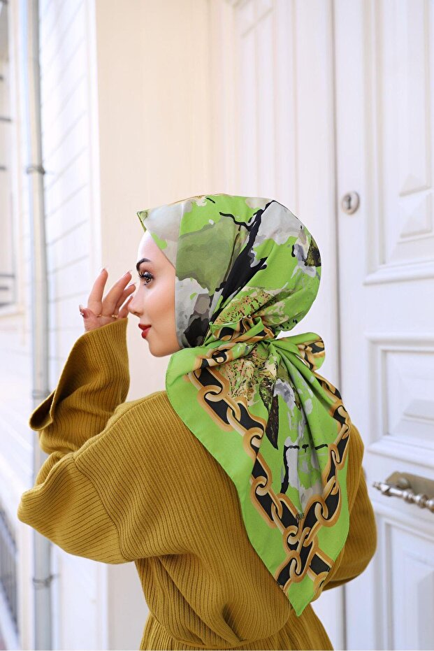 وشاح منقوش بسلسلة مربعة