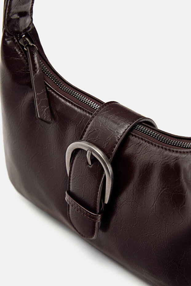 Çatlak görünümlü tokalı çapraz askılı çanta - 4