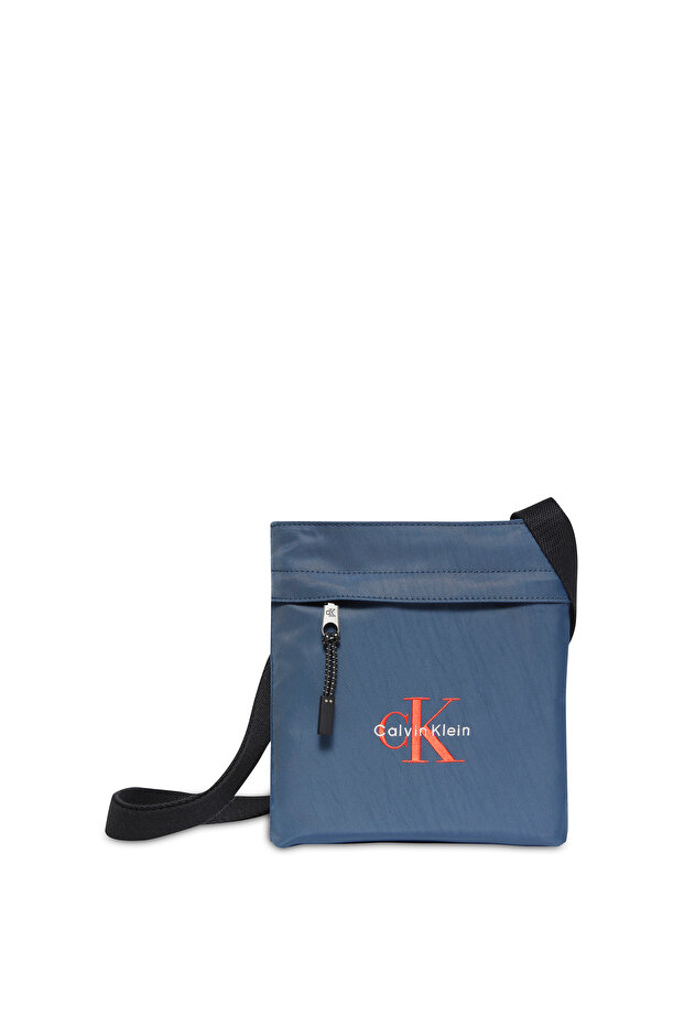 حقيبة ظهر مسطحة من كالفن كلاين للرجال باللون الأزرق من النايلون بشعار مونوغرام - 6
