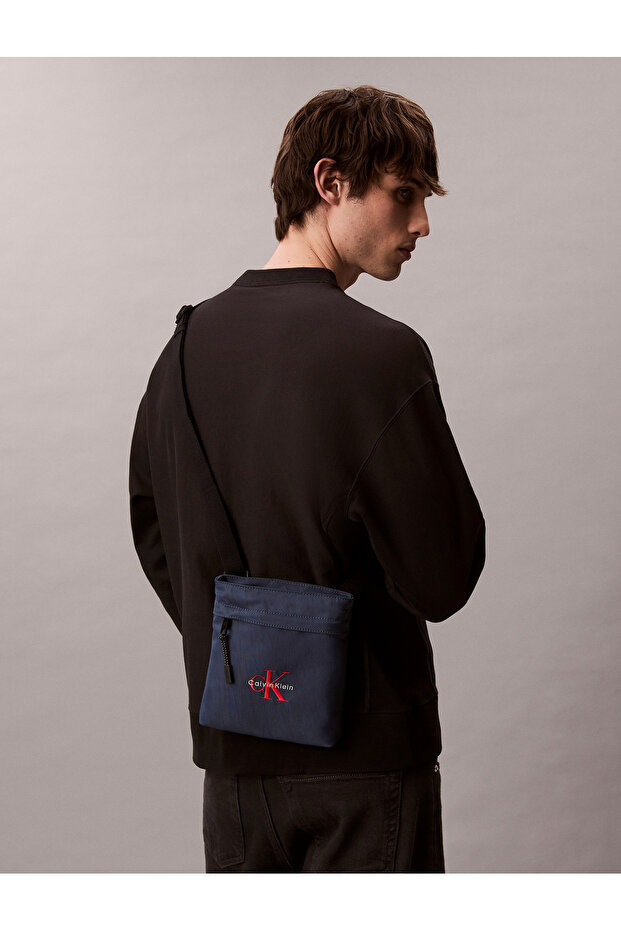 حقيبة ظهر مسطحة من كالفن كلاين للرجال باللون الأزرق من النايلون بشعار مونوغرام - 5